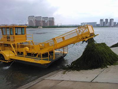 Судно для очистки рек в Хунань (Китай)