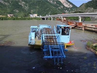  Судно для очистки от мусора в Санчжи (Китай)